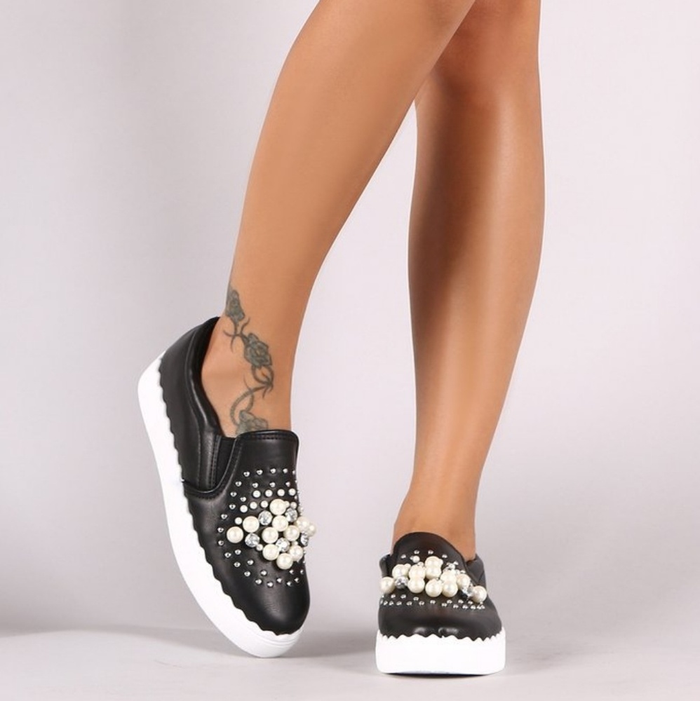 🎲 Black Sneakers of Pearls 👟